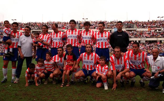 Componentes de la formación del Granada CF que se enfrentó al Murcia en la liguilla de ascenso a Segunda División.