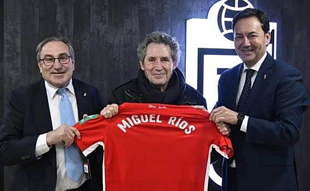 El cantante Miguel Ríos posa con la camiseta del Granada CF junto a Pepe Macanás (izquierda) y a Fernández Monterrubio (derecha).