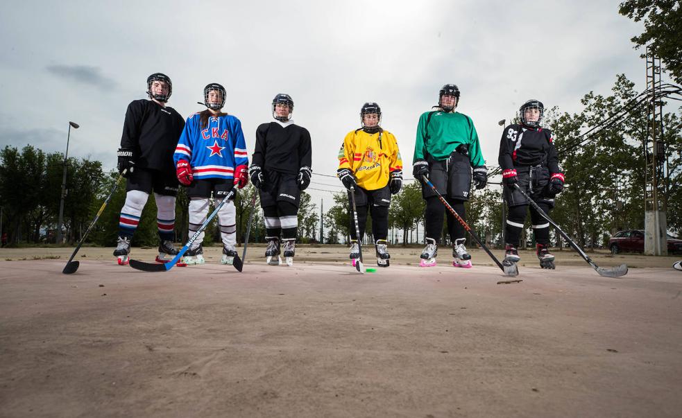Las jugadoras se preparan para un entrenamiento con su indumentaria habitual.