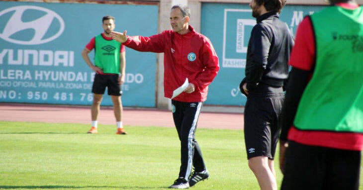 Fran Alcoy advierte que aún quedan cuatro partidos, a vida o muerte, para lograr el obejtivo. 