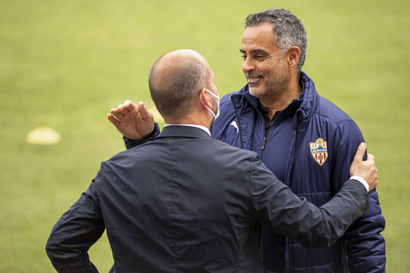 José Gomes dialoga con José Alberto López antes del partido en Anduva. 
