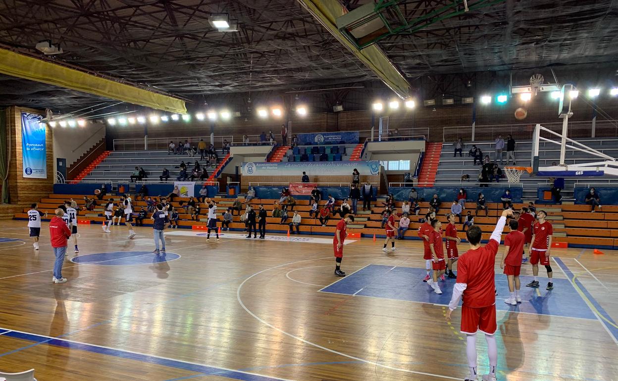 El partido se disputó con público en las gradas del municipal Andrés Estrada de Huelva.