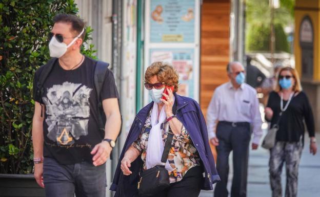 Gente con mascarilla paseando por Granada.