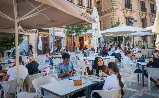 Los hosteleros de Granada: «Esa media hora más y los clientes andaluces nos dan la vida, los hoteles se animarán a abrir»