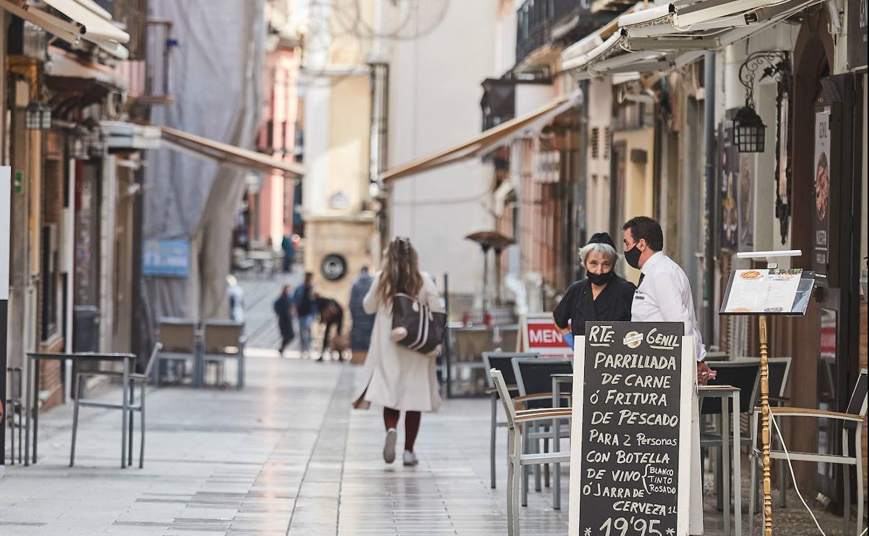 Restricciones en Granada | La provincia podrá volver a abrir sus bares por la noche a partir del próximo jueves