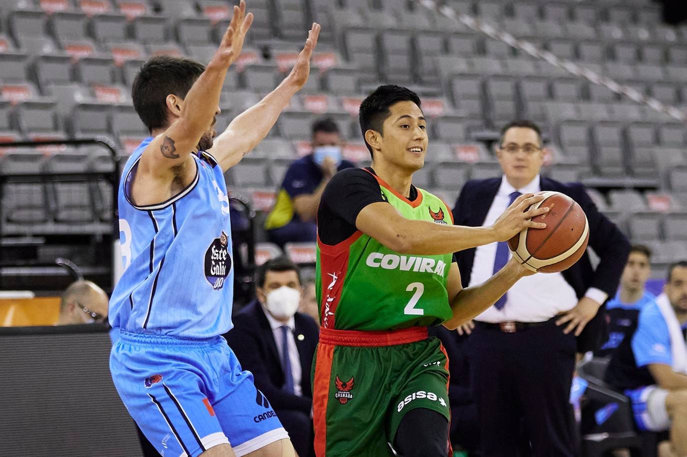 Andriassi busca un pase en el último partido con el Covirán. 