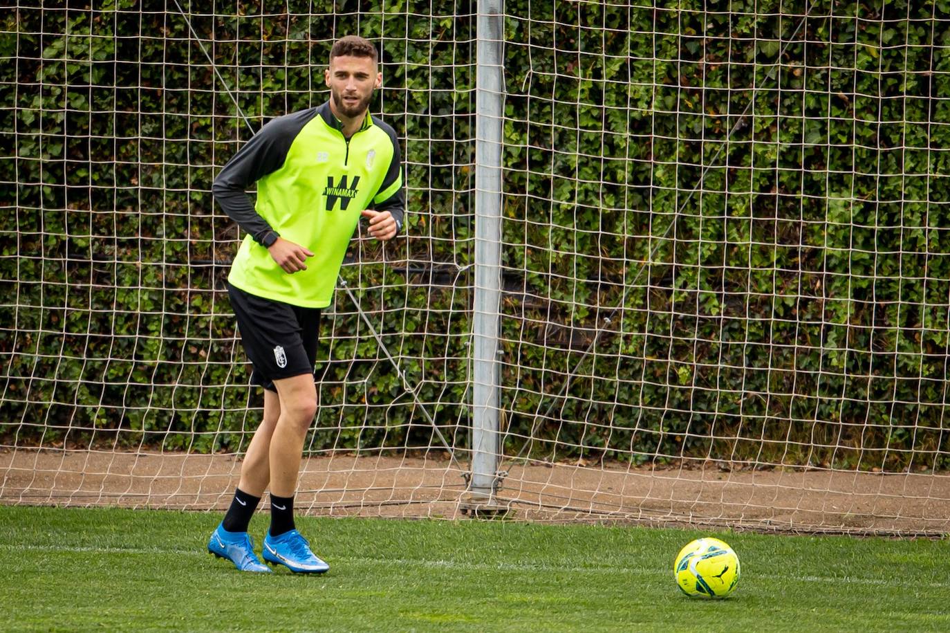 Domingos Duarte trabaja aparte con balón. 