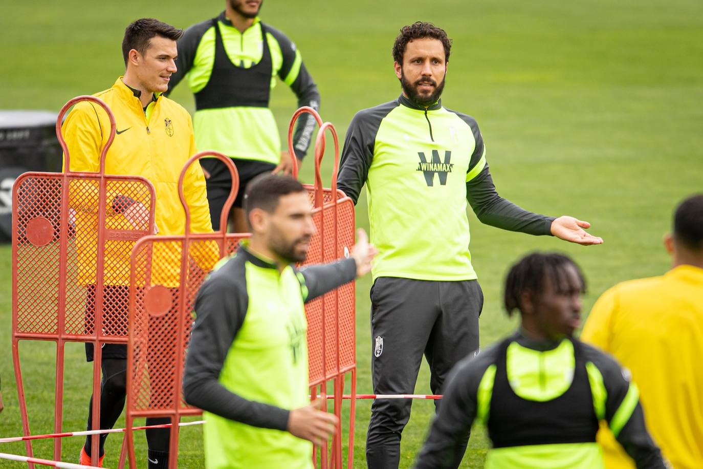 Germán Sánchez protesta durante uno de los juegos con balón. 