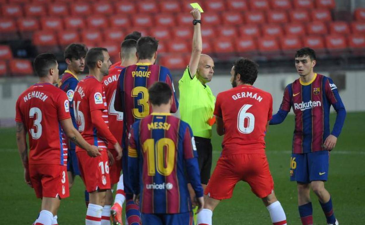 Germán Sánchez es amonestado por González Fuertes en el minuto 89. 