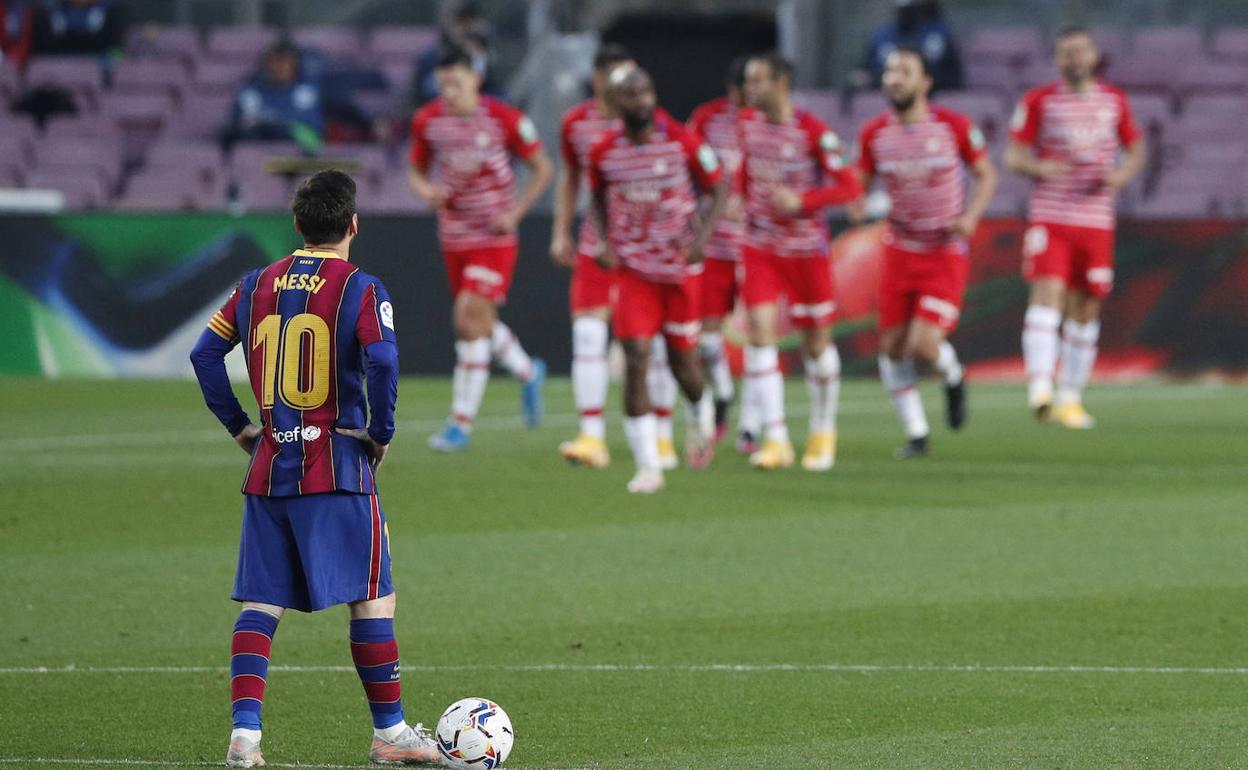 Messi mira a los jugadores del Granada regresar a su campo tras felicitar a Jorge Molina. 