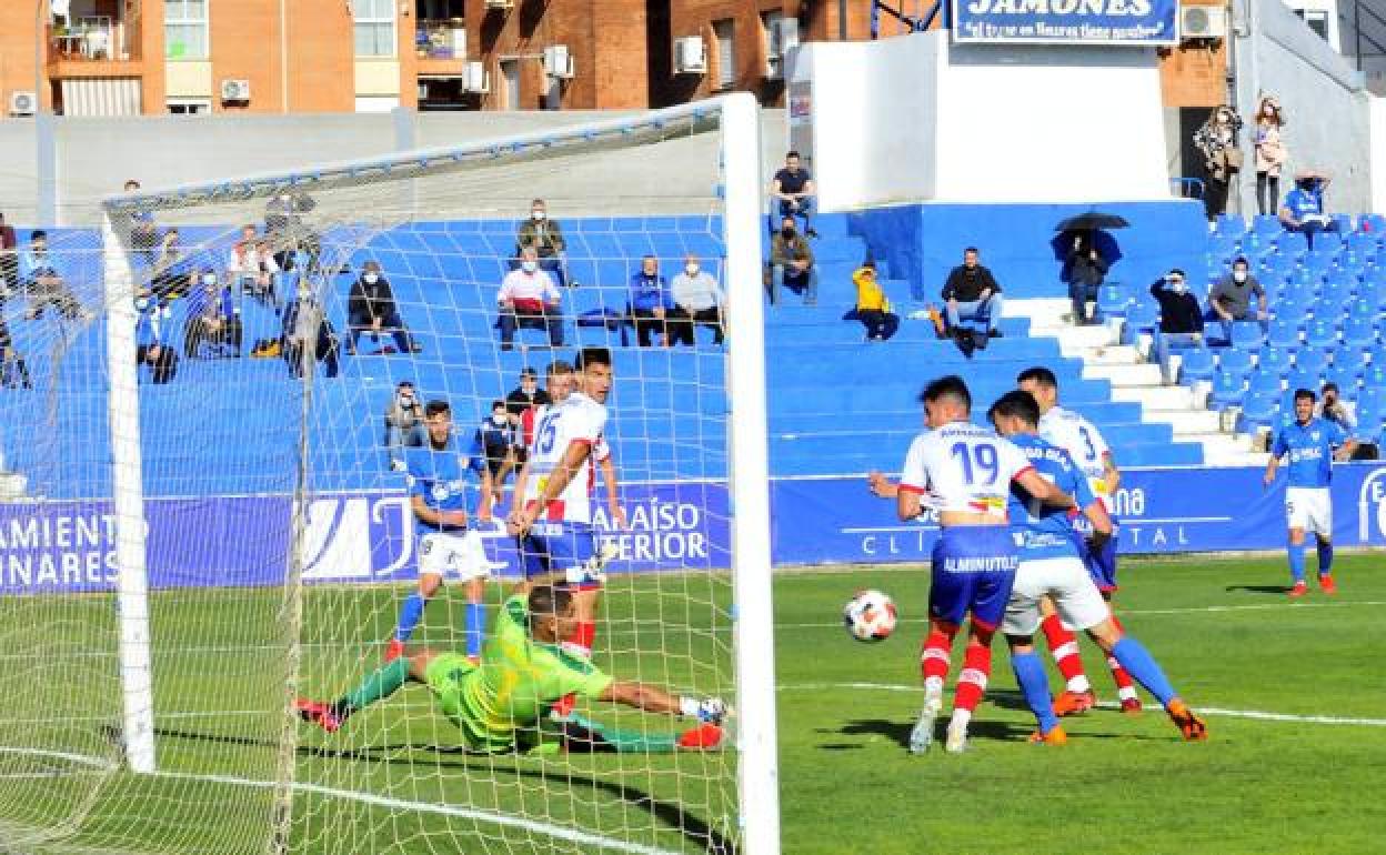 El guardameta del Algeciras evitando un gol del linarense Perejón en el partido de ida en Linarejos. 