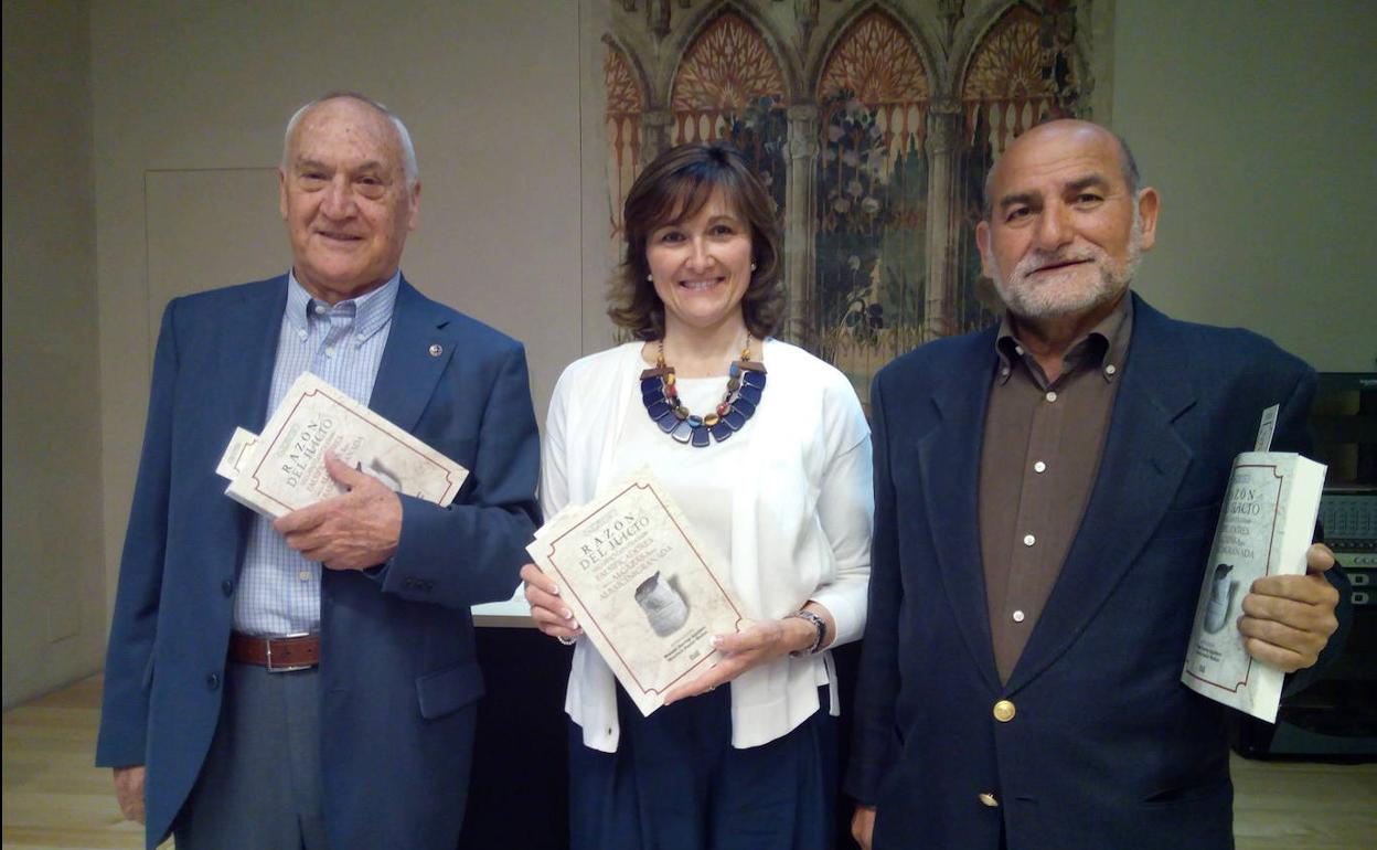 Barrios, a la izquierda, en el acto de presentación de uno de sus últimos libros, junto a su sucesora al frente de la Editorial de la UGR, Maribel Cabrera, y Mauricio Pastor.