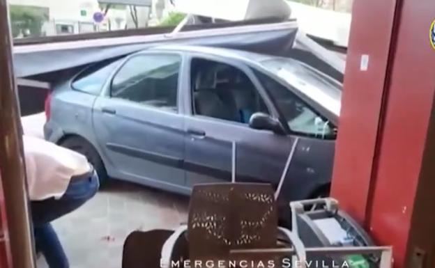 Un conductor borracho empotra su coche contra la terraza de un bar en Sevilla