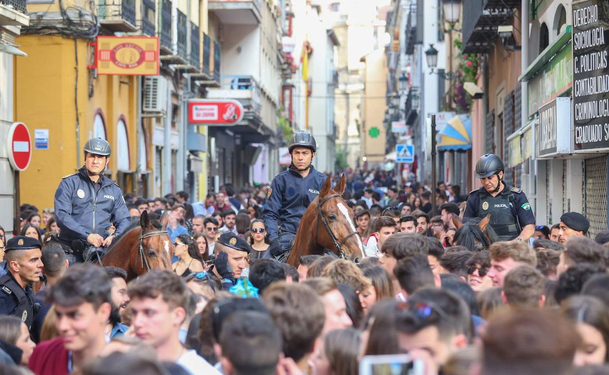 Día de la Cruz, 2018: agentes de la policía local patrullan a caballo. 