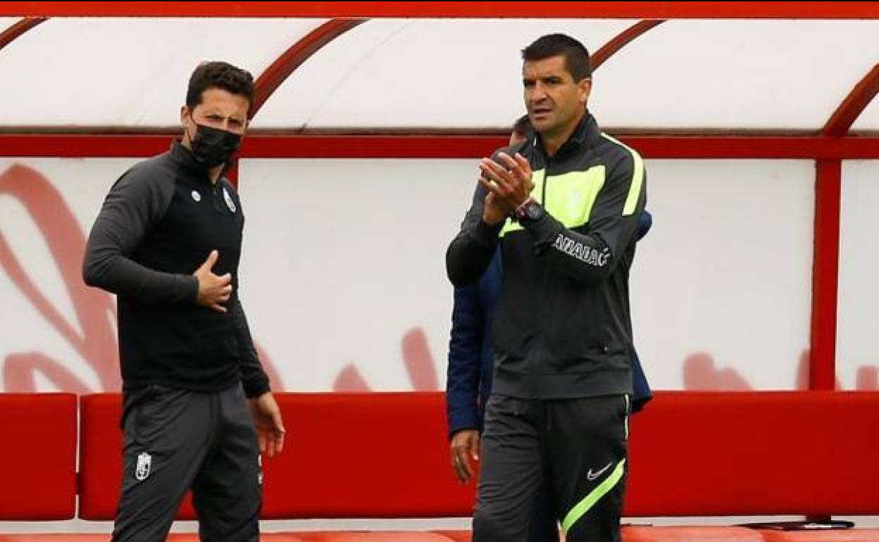 Torrecilla (a la derecha) aplaude a sus futbolistas. 