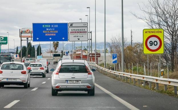 El error que cometen los conductores y que la DGT puede castigar con multas de más de 100 euros