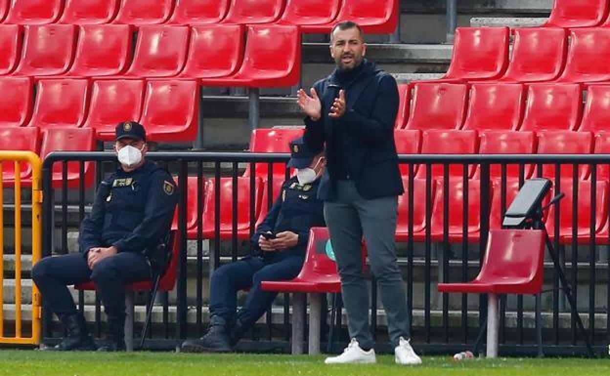 Diego Martínez aplaude a sus jugadores en un encuentro de Liga en casa. 