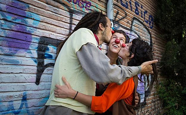 Guillem, Edurne y Anna, que residen en la misma casa en Granada, se 'endiñan' un cariñoso beso de clown. 