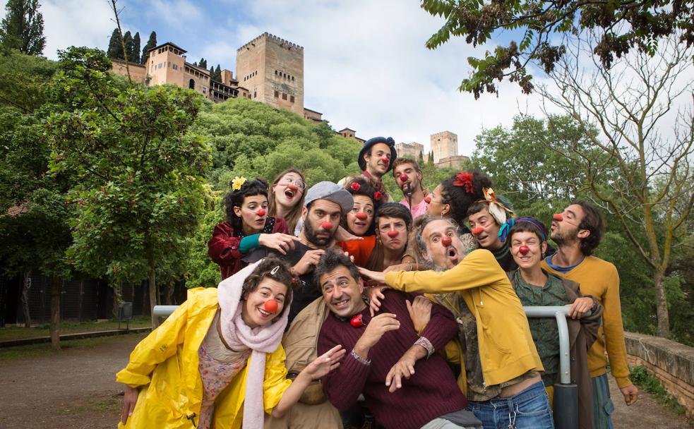 De izquierda a derecha, Paola, Samara, Verónica, Saúl, Marianna, Guillem, Anna, Lulu, Oceane, Toni, Marina, Edurne y Daniel junto a Piero, el único que no lleva puesta la nariz. 