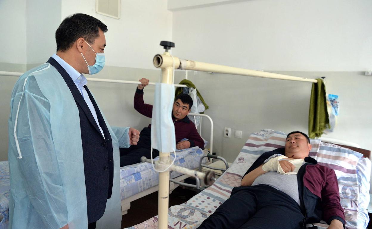 El presidente kirgizo Sadyr Japarov visitó este sábado un hospital con heridos por ataques de Tayikistán.