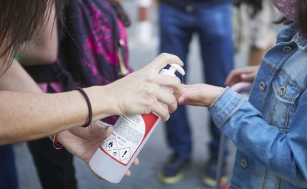 Sanidad advierte de los riesgos del gel hidroalcohólico: fumadores y niños deben tener especial cuidado