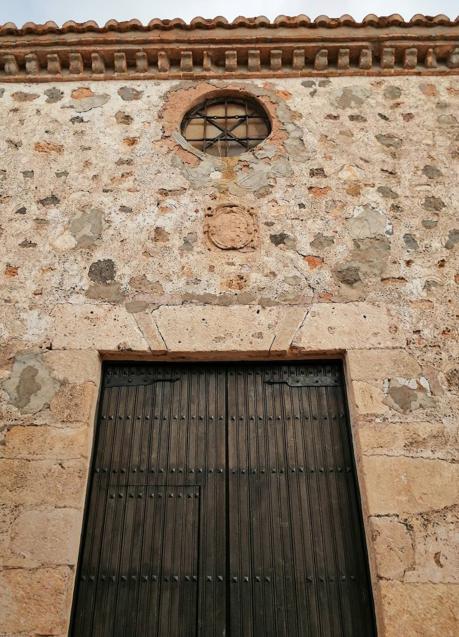 Imagen - La Puerta de los Perdones de la Iglesia Parroquial de San Judas Tadeo, en Enix, también tiene el blasón del mitrado Portocarrero. | Patricia Salmerón Torres 