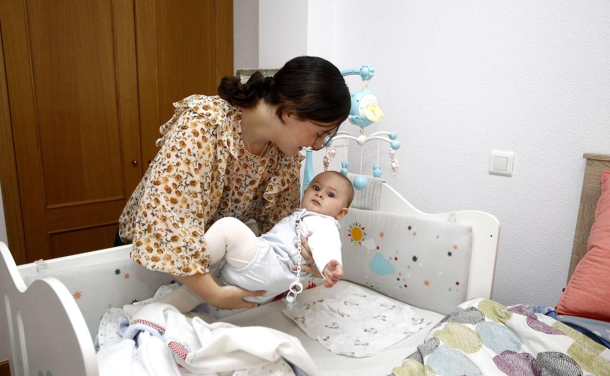 Una madre junto a su hijo.