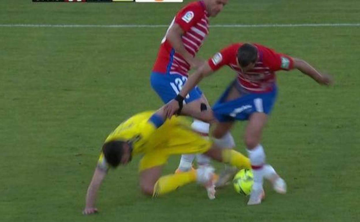 Soldado casi se queda sin pantalón en esta jugada. 