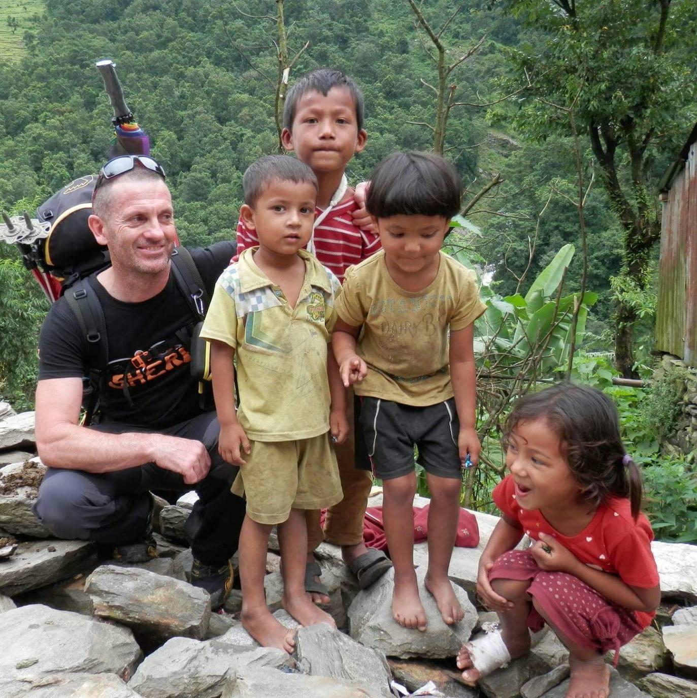 Imagen secundaria 1 - Los primeros niños escolarizados por la fundación. Antonio Vélez, en uno de sus viajes a Nepal. Y Beatriz, con Cathi, cuando nació la Fundación. 