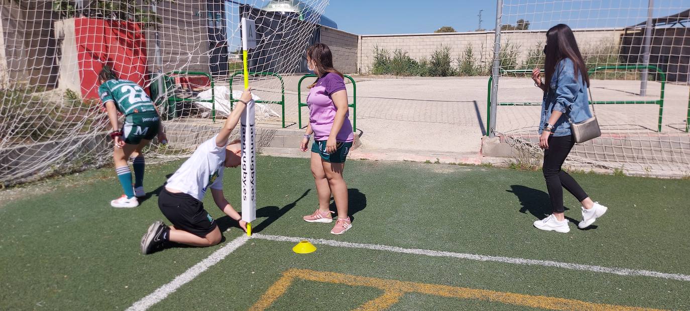 Imagen secundaria 2 - Arriba, formación del equipo; abajo, encuentro de las jugadoras al llegar al campo de Las lagunillas y al lado instalando los banderines antes del partido. 