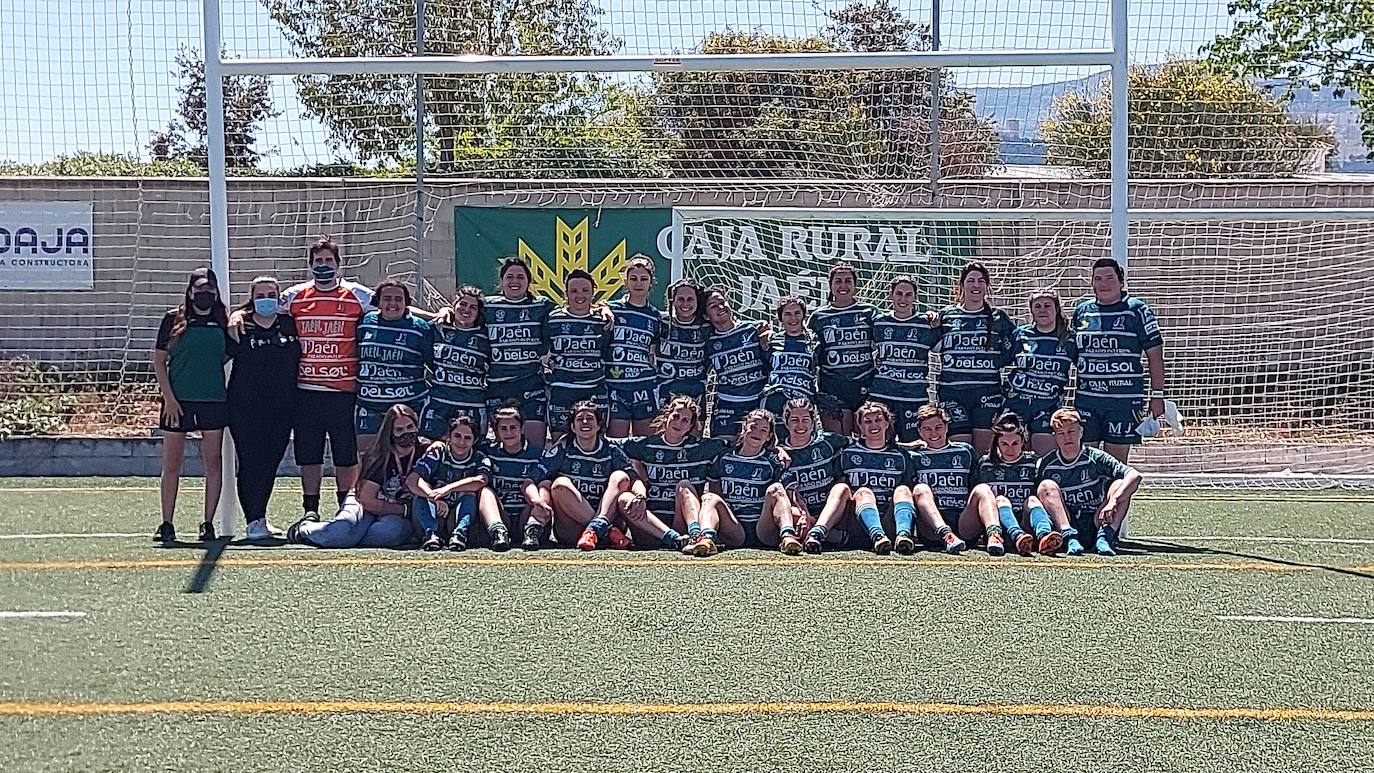 Imagen principal - Arriba, formación del equipo; abajo, encuentro de las jugadoras al llegar al campo de Las lagunillas y al lado instalando los banderines antes del partido. 