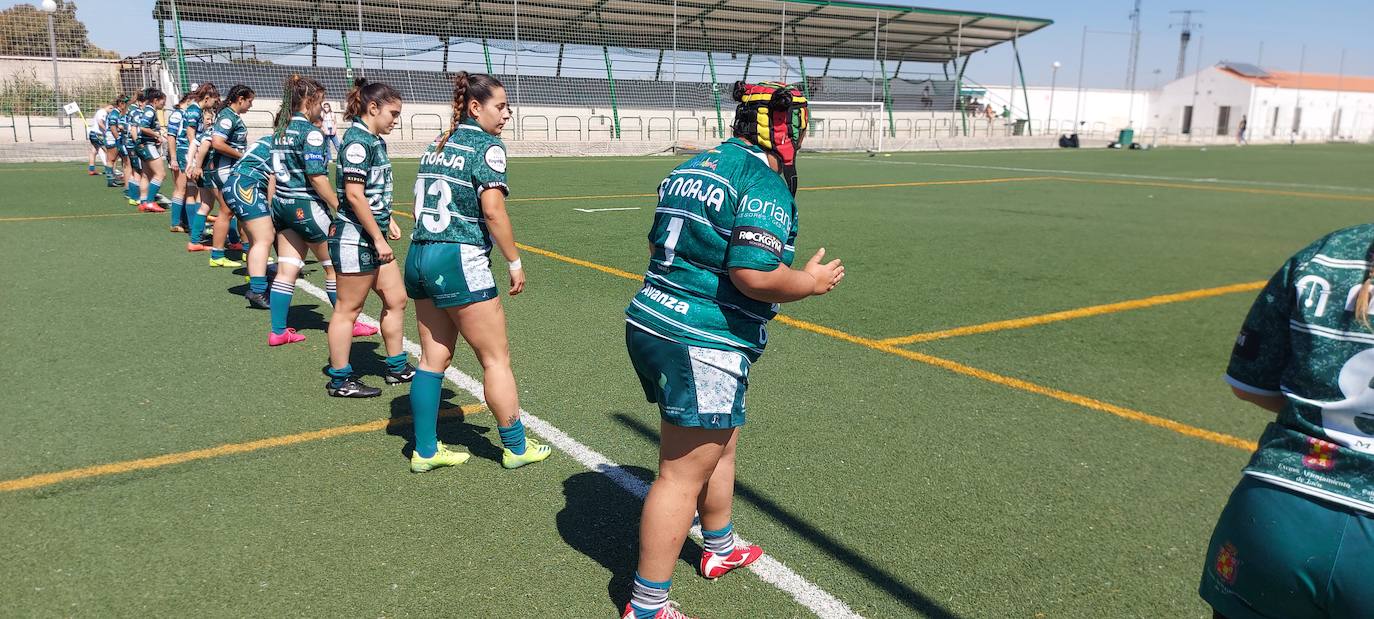 Imagen secundaria 1 - Arriba, un momento del último partido, abajo, un entrenamiento y el entrenador Reche anota en una pizarra las indicaciones a transmitir a las jugadoras. 