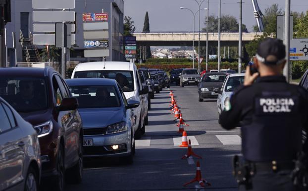 Imagen principal - Coronavirus y vacunas en Granada | Largas colas y retenciones en el entorno de Fermasa por la vacunación masiva