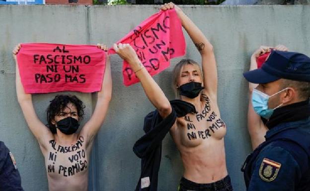 Elecciones 4M | Activistas de Femen protestan con el torso desnudo a las puertas del colegio electoral de Monasterio