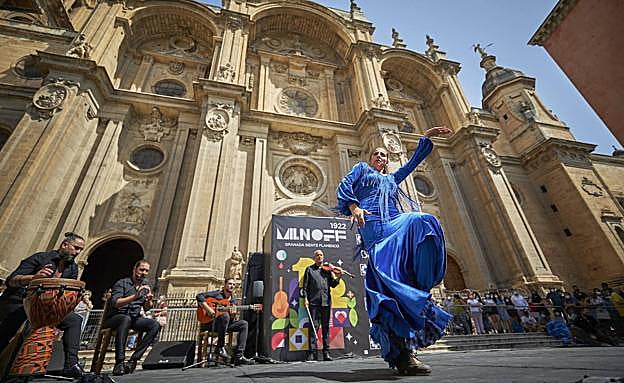 Jara Heredia actuando en la plaza de las Pasiegas en el Festival Milnoff. 