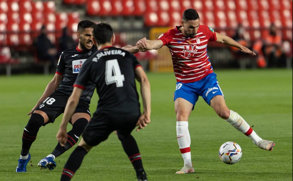 El rojiblanco Antonio Puertas busca marcar un gol durante el Granada-Eibar de esta temporada. 