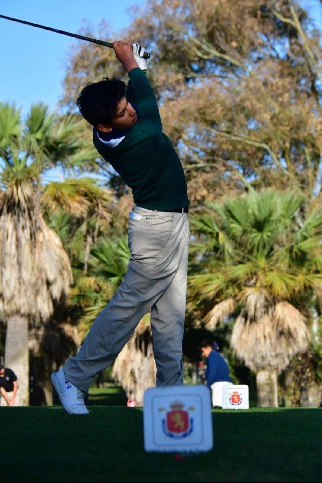 Desde el tee, el roquetero realiza uno de sus golpes de salida en el Nacional. 
