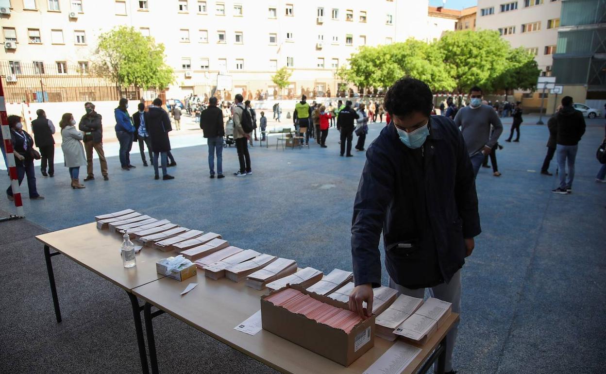 Colas en un colegio electoral de Madrid.