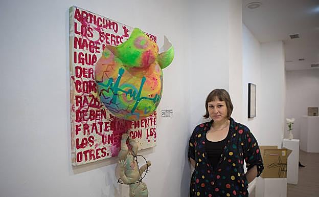 Dulcinea Enamoneta junto a su obra 'Artículo 1'. 