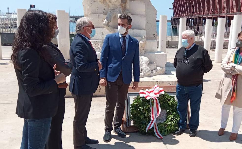 Ofrenta realizada con motivo del aniversario de la liberación del campo de concentración en el que fallecieron 144 almerienses, homenajeados en este monumento de la capital. 