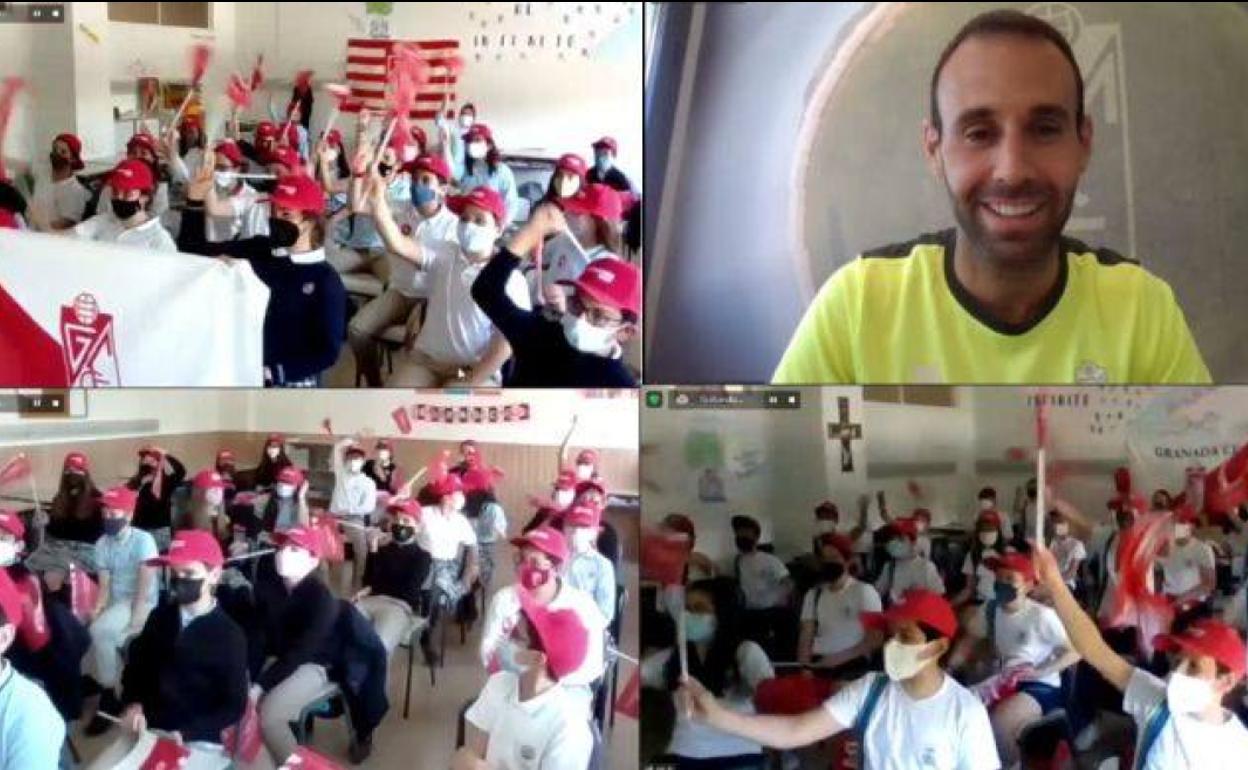 Víctor Díaz (arriba a la derecha), en un momento de su charla con los niños. 