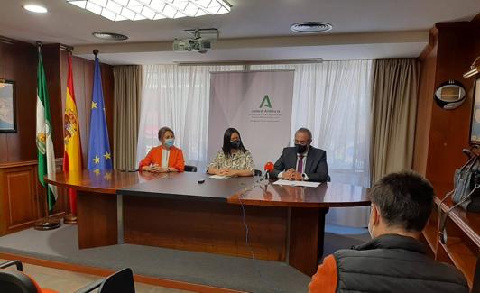 La secretaria general de Regeneración, Nuría Gómenez (centro), durante la rueda de prensa que ofreció ayer en Granada tras la reunión en fiscalía. 