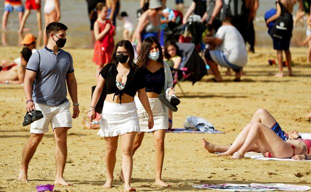 ¿Qué medidas habrá en las playas de Andalucía este verano? Horarios, distancias y mascarilla