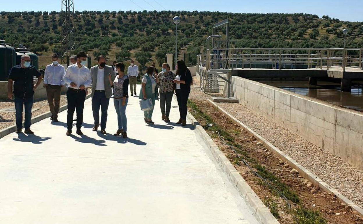 Visita de miembros de la Junta y el Ayuntamiento este viernes a la infraestructura tras la firma. 