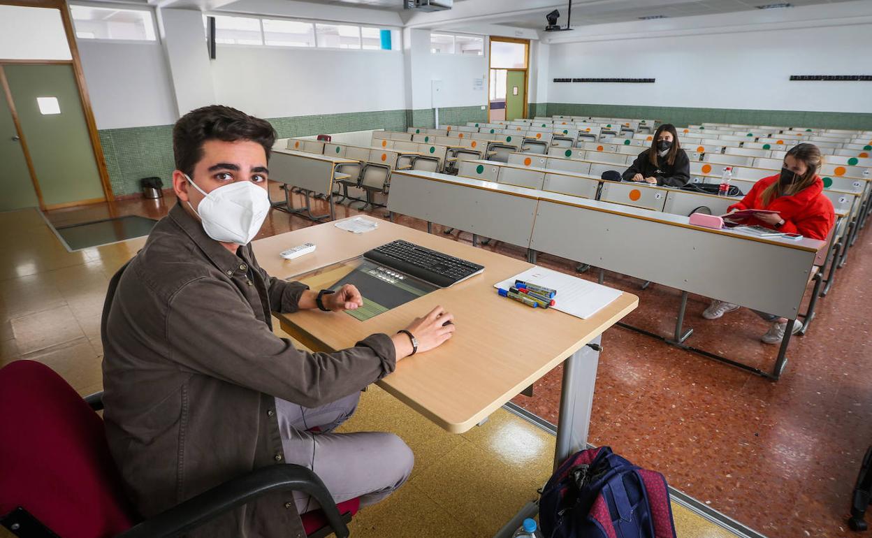Ángel Ruiz, en un aula frente a dos estudiantes.