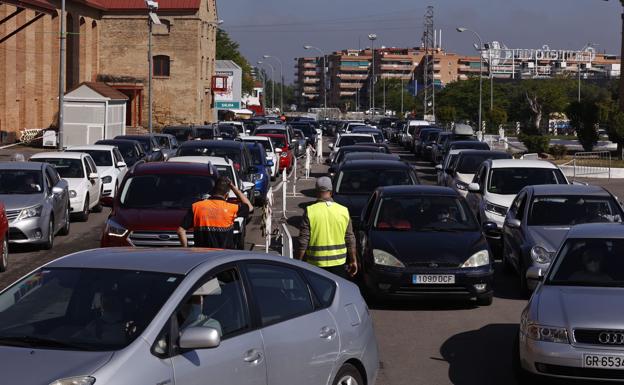 La 'ilusión' de la vacuna atasca Fermasa de personas sin cita