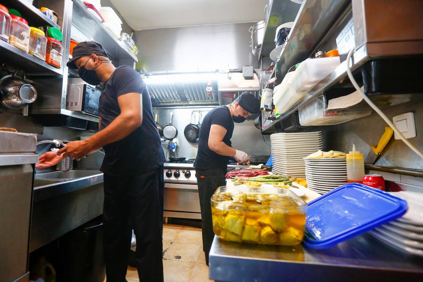 Los locales de restauración abrirán hoy hasta las 00.00 horas, en la última jornada del estado de alarma a nivel nacional