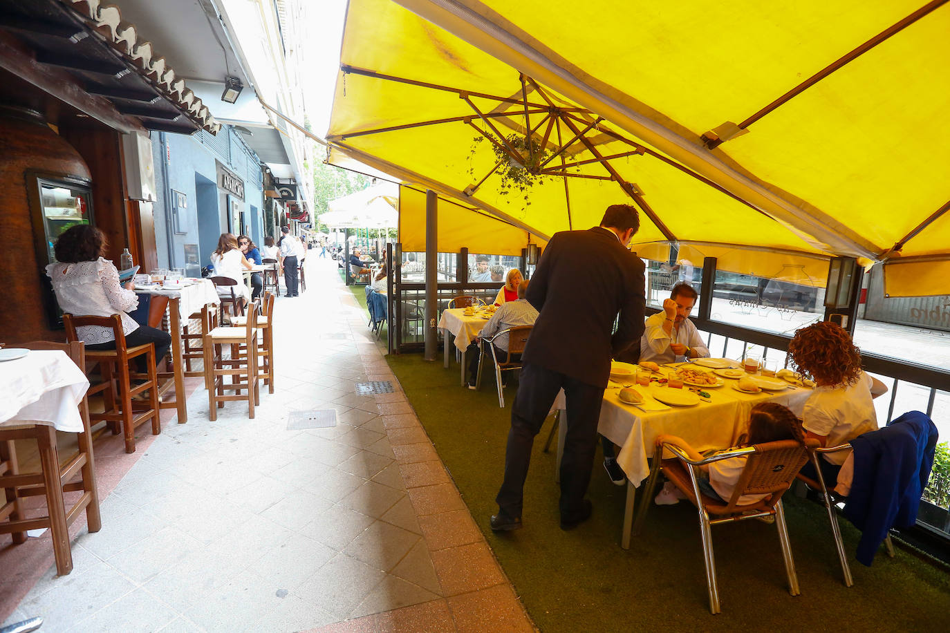 Los locales de restauración abrirán hoy hasta las 00.00 horas, en la última jornada del estado de alarma a nivel nacional