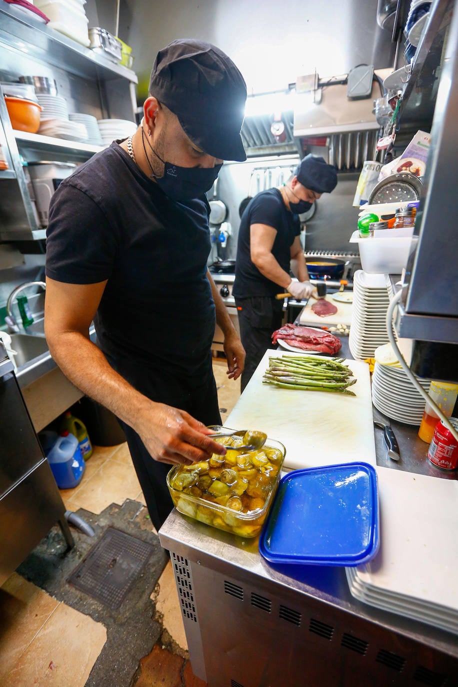 Los locales de restauración abrirán hoy hasta las 00.00 horas, en la última jornada del estado de alarma a nivel nacional