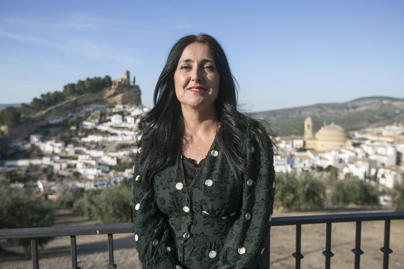 La alcaldesa de Montefrío, Remedios Gámez, con su pueblo al fondo en una imagen de archivo. 